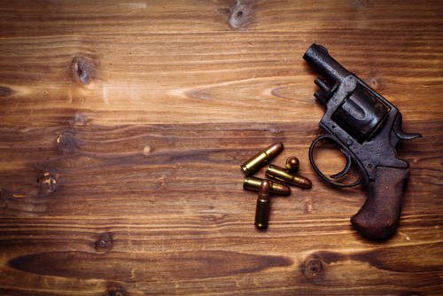 Vintage,Pistols,On,Wooden,Background