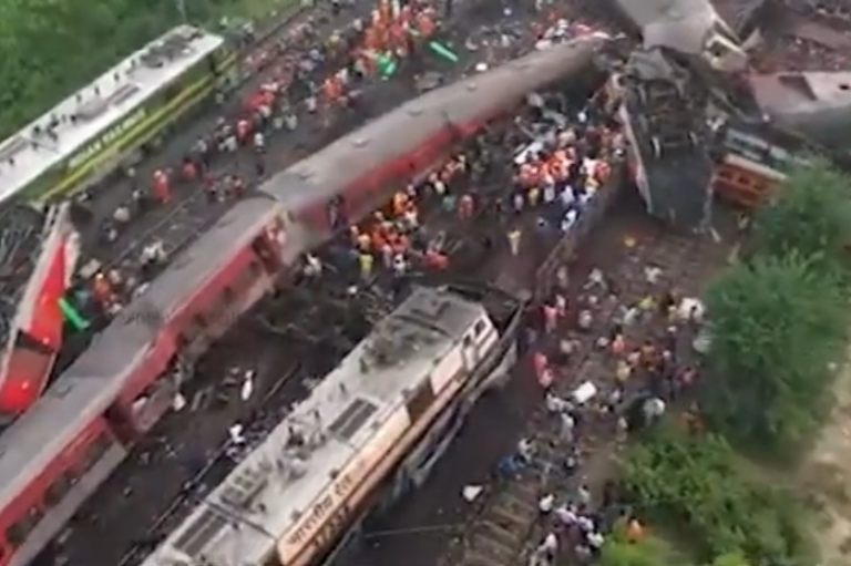 Train crash kills hundreds