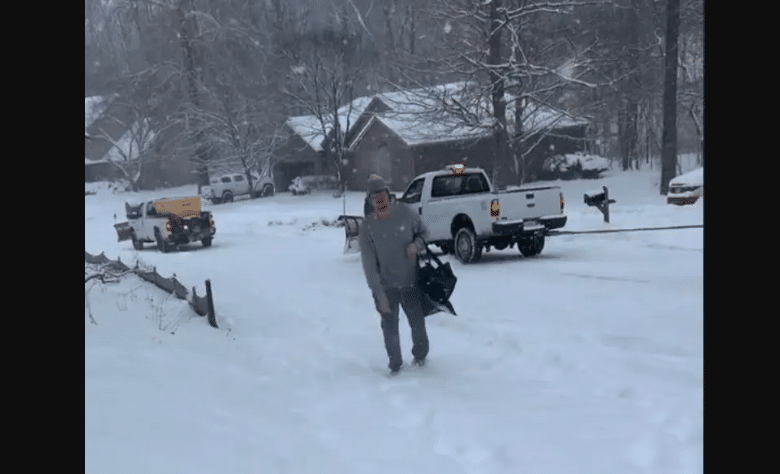 Pizza Delivery Driver Braves Snowstorm for $2 Tip in Affluent Neighborhood