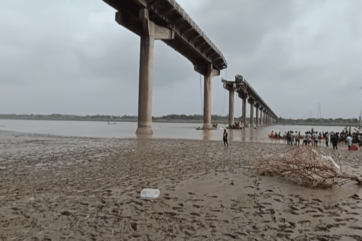 Bridge Collapse Kills at Least Nine