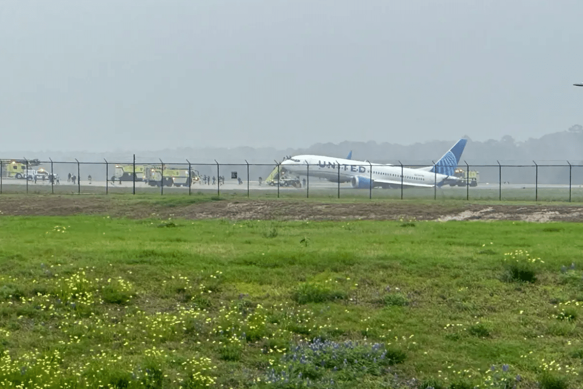 Terrifying Video Shows United Jet Slide Off Runway