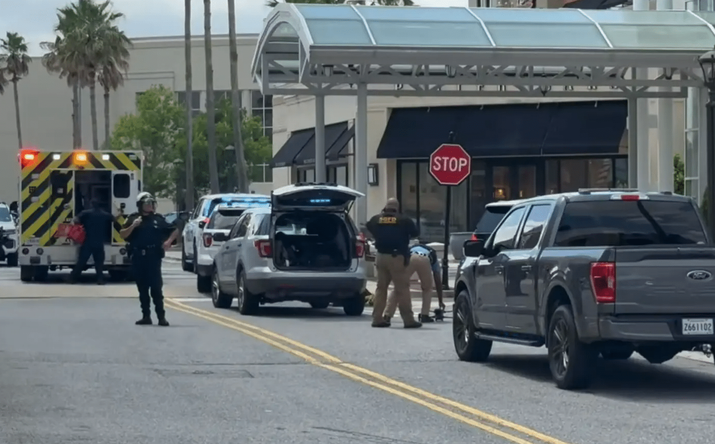 Mass Shooting at Mall Leaves Teen Dead, Five Hurt