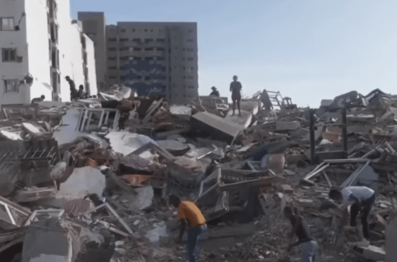 Quake Death Toll Tops 900 as Searches continue